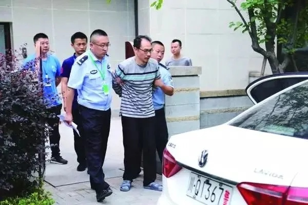 四川一贪官会场被带走画面曝光，现场震惊，反腐力度不减