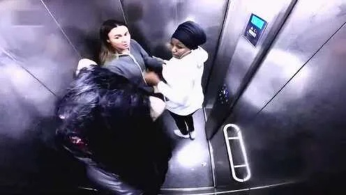 面具女电梯内惊悚恐吓两幼童，社会安全警钟再次敲响