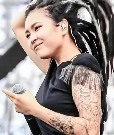 歌手毕夏遭遇车祸，半年内两次开颅，坚强面对命运的挑战