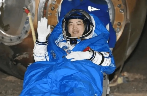 太空归途第一餐，航天员品尝牛肉面与驴肉火烧的独特体验