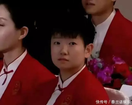 孙颖莎发言现场温馨一幕，身旁小朋友探头看，眼神中满是崇拜