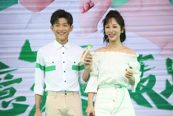 张一山首度搭档赵丽颖，揭秘荧幕情侣的幕后故事与甜蜜互动