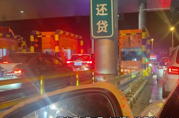 女子为免费通行不惜提前半月上高速，引发网友热议