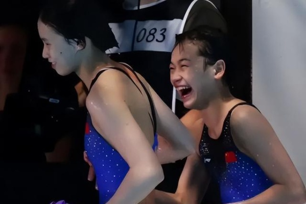 全红婵陈芋汐温情回应小天鹅表演，展现跳水少女的深厚友谊与运动精神