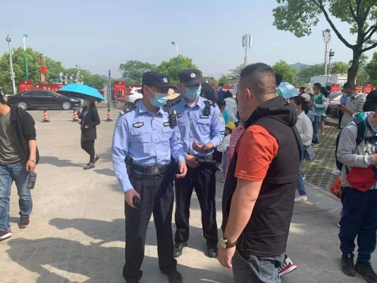 南昌特警温情服务，持续接单为游客拍照，彰显为民情怀