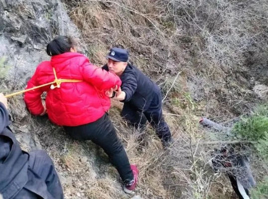 女子攀岩体力不支被困悬崖，景区紧急救援彰显人性光辉