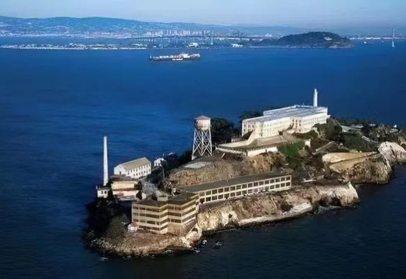 特朗普下令重启恶魔岛，历史遗迹重焕生机，引发全球关注