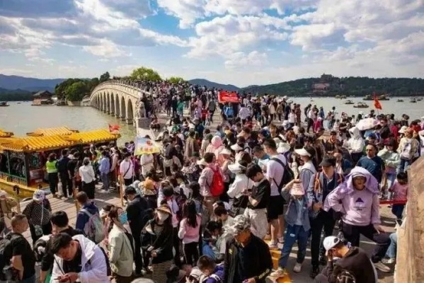 五一国内旅游市场火爆，游客人均花费574元