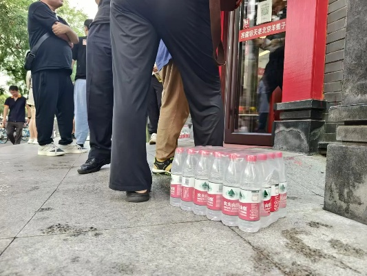 情侣用餐遭遇天价矿泉水，两瓶水被收176元，餐饮行业乱象引发热议