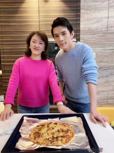 李佳琦回应妈妈带货，她正是拼的年纪，展现新时代青年担当