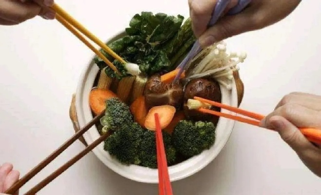 市监局回应女子公筷试吃咸菜后插回，加强监管，保障食品安全