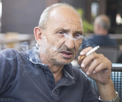烟云缭绕的悲剧，丈夫抽烟43年，妻子肺癌晚期离世，家庭破碎痛人心扉