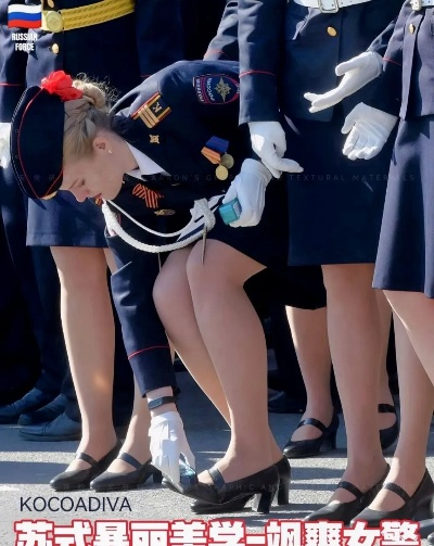 俄女兵短裙军装亮相红场，英姿飒爽展军人风采