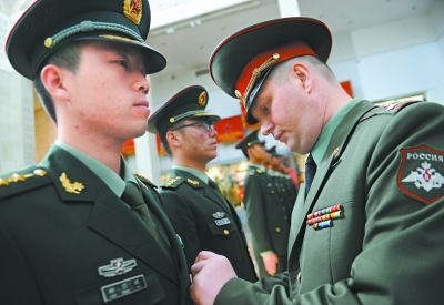 中国三军仪仗队用俄语高唱苏联歌曲，展现中苏友谊新篇章