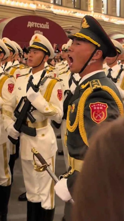 正步铿锵，鼓点激昂—解放军正步与白俄军乐团鼓点硬控下的视觉盛宴